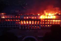 "Це догорає парламент Непалу": протестувальники знищили усі важливі документи (відео)