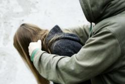 В Мариуполе мужчина затащил малолетнюю девочку в заброшенное здание и изнасиловал (видео)
