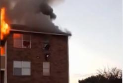 Волонтер словил ребенка, которого мать выбросила с 3-го этажа (видео)