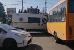 В Сумах водитель маршрутки ударил "скорую", ехавшую на вызов (видео)