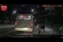 В Киеве из маршрутки выбросили пьяных пассажиров (видео)
