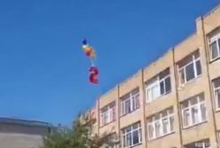 В России на школьной линейке случился смешной конфуз: пятерка превратилась в двойку (видео)