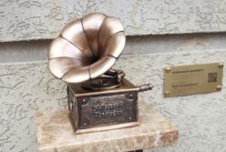 В Киеве появился бронзовый, играющий музыку, граммофон (видео)