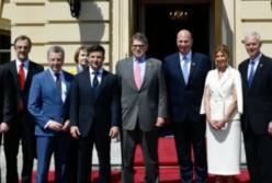 Зеленский собственноручно открыл для людей ворота Администрации президента (видео)