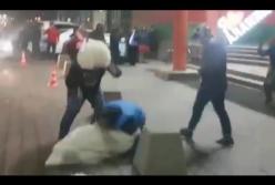 Жених два раза уронил невесту во время кражи (видео)