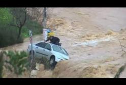 Камеры засняли спасение человека во время наводнения (видео)