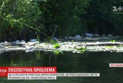 Берег левой притоки Днепра покрыло пенопластом (видео)