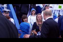 Путин, дети и пошлепывания: очередное странное поведение президента РФ (видео)