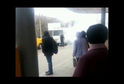 В Николаеве прямо на остановке загорелась маршрутка (видео)