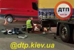 В Киеве в ДТП с фурой погиб молодой мотоциклист (видео)