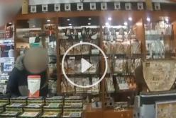 В супермаркете Полтавы полицейский реанимировал мужчину (видео)