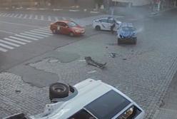 Страшные кадры момента аварии в Днепре: перевернулась маршрутка с пассажирами (видео)