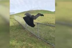 Как стильно перелезть забор. Видео набрало более 6 млн просмотров!