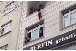 В Турции женщина выбросила четверых детей из окна и спасла им жизни (видео)