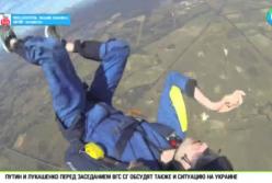 Инструктор в воздухе догнал ученика и раскрыл ему парашют (видео)