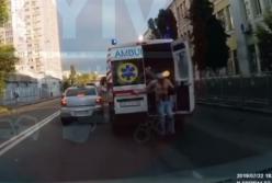 Полуголый пациент в Киеве на ходу выпрыгнул из "скорой" и убежал (видео)