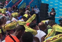 Американец проглотил 71 хот-дог за 10 минут (видео)