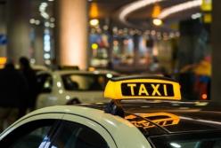 Не заплатившего за такси жителя Днепра заставили вылить на себя зеленку (видео)