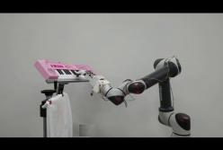 Руку-робота научили играть на пианино (видео)