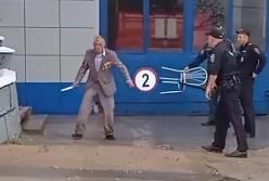 В Севастополе мужчина с ножом напал на пожарных (видео)