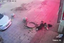 Дівчинка кинула петарду в каналізацію, від вибуху її підкинуло на десятки метрів угору і зірвало одяг: відео моменту