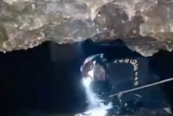 Новые кадры спасения детей из пещеры: 9 парней уже в больнице, 10-го только что вывели из пещеры (видео)