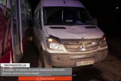 В Днепре микроавтобус въехал в толпу людей (видео)