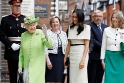 Первый конфуз Меган Маркл во время ее совместного турне с Елизаветой II (видео)