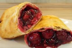 Быстрый вишневый штрудель с хрустящей корочкой: без раскатки теста (видео)