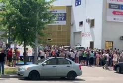 В Киеве собралась огромная очередь на вакцинацию (видео)