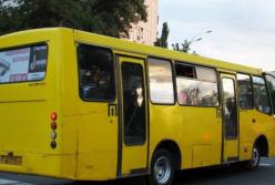 Нападение на школьницу прямо в киевской маршрутке (видео)