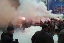 Кадры массового протеста в центре Львова: горят дымовые шашки (видео)