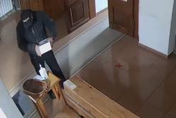 На Закарпатье вор перекрестился и украл деньги из церкви (видео)