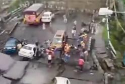 Страшная трагедия: обрушился мост на переполненной трассе, есть погибшие (видео)