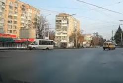 В Полтаве у маршрутки во время движения отпали сразу два колеса (видео)