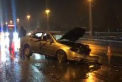 В Киеве автомобиль с пассажирами попал в серьезное ДТП на мосту (видео)