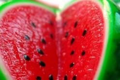 Легкий способ нарезки арбуза: удобно брать и вкусно есть (видео)