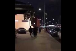 Неадекватные парни напали на известную певицу в центре Москвы (видео)