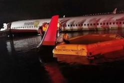 В США авиалайнер c пассажирами упал в реку (видео)