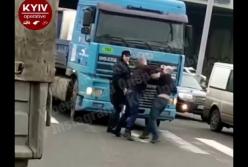 В Киеве водители устроили драку посреди дороги (видео)