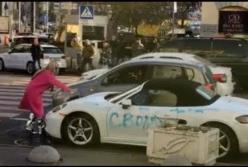 ​Выяснилось, зачем блондинка крушила топором Порш в Киеве (видео) ​