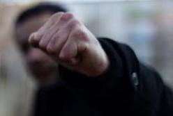 В Киеве водители избили пьяного нарушителя, пытавшегося сбежать от полиции (видео)