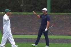 Лучший удар в истории гольфа: спортсмен попал в лунку с отскоком от воды (видео)