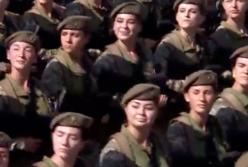 Впервые женская колонна военных приняла участие в параде (видео)