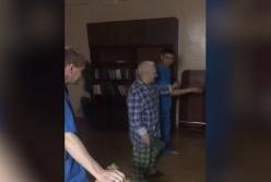 Бросали тапками и пинали: санитары издеваются над психбольным в России (видео)