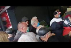 В Мариуполе сотни людей пытались прорваться в новый супермаркет (видео)