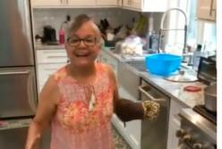 Зажигательный танец супер-бабушки на кухне: внук в восторге! (видео) 