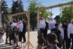 В центре Харькова активисты «повесили» депутатов-коррупционеров (видео)