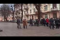 В Черновцах предприниматели вышли на пикет под здание ОГА (видео)