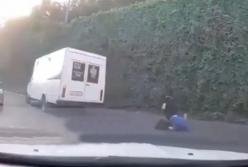 В Днепре мужчина на ходу выпал из маршрутки (видео)
